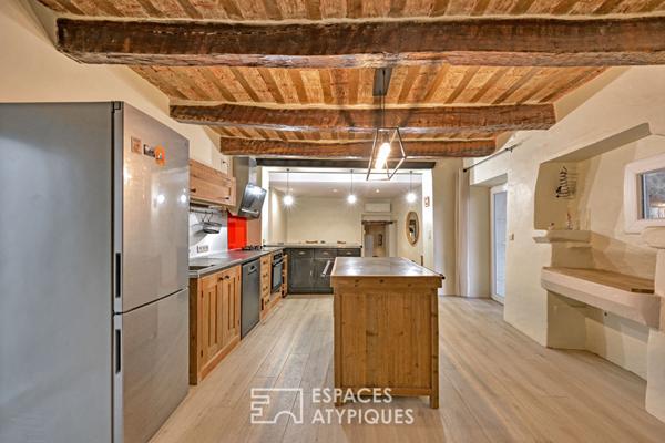 Maison de village singulière avec cour, terrasses et garage