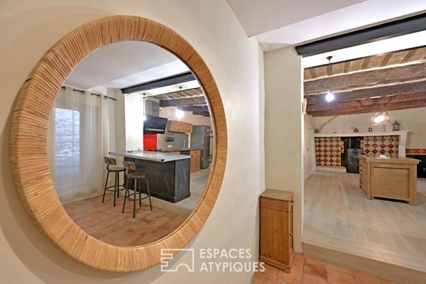 Maison de village singulière avec cour, terrasses et garage