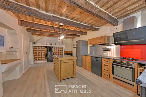 Maison de village singulière avec cour, terrasses et garage