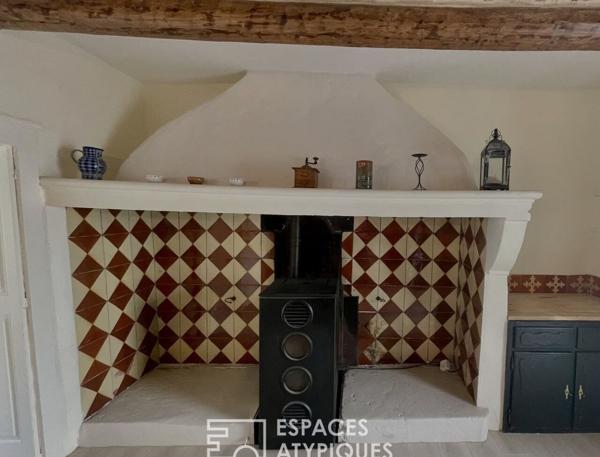 Maison de village singulière avec cour, terrasses et garage