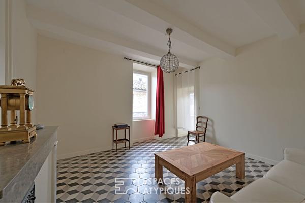 Maison de village singulière avec cour, terrasses et garage