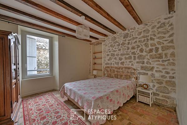 Maison de village singulière avec cour, terrasses et garage