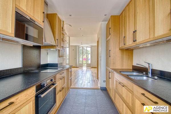 Versailles Ermitage Appartement duplex 4 pièces 105 m² au sol situé au 2ème et dernier étage avec cave, box et jardin collectif 640 000 € **  - Référence  28277