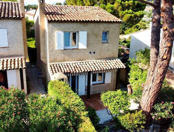MOUGINS : Villa individuelle dans domaine avec piscine.