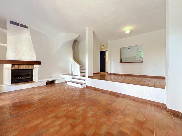 MOUGINS : Villa individuelle dans domaine avec piscine.