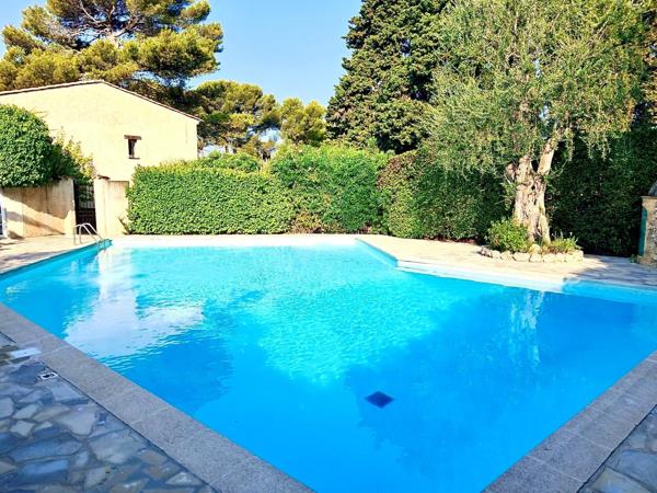 MOUGINS : Villa individuelle dans domaine avec piscine.