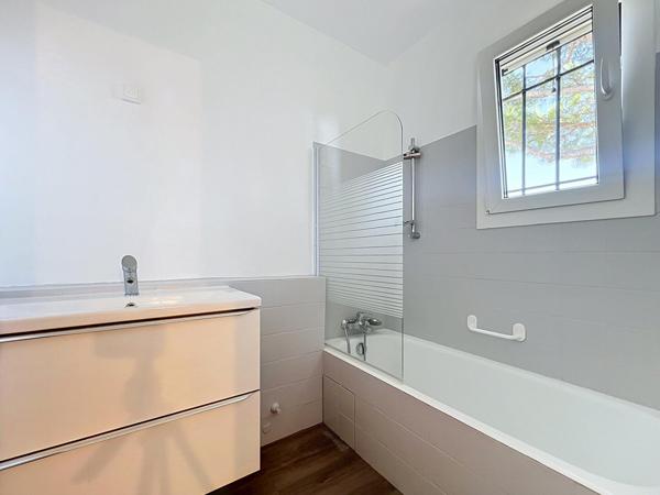 MOUGINS : Villa individuelle dans domaine avec piscine.