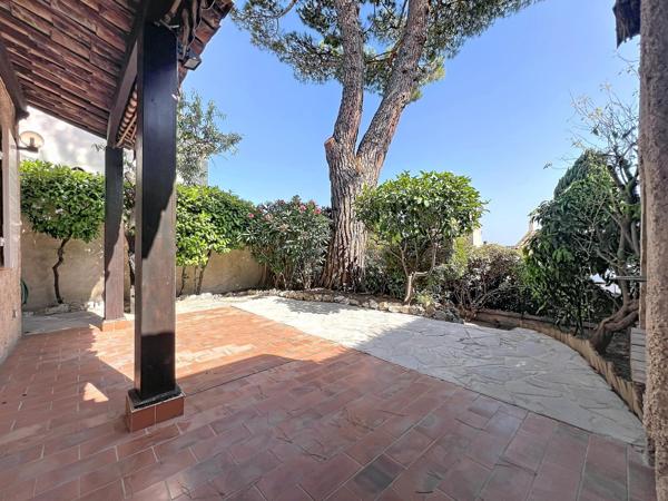 MOUGINS : Villa individuelle dans domaine avec piscine.