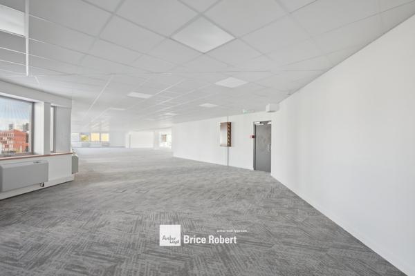 Location bureaux rénovés Lyon 3ème Part-Dieu proche transports et services