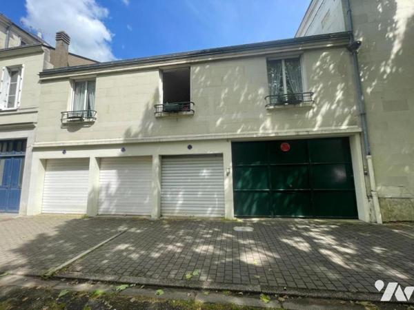 Maison de ville avec cour et garages
