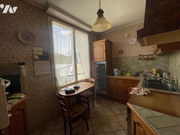 Maison de ville avec cour et garages