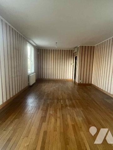 Maison de ville avec cour et garages