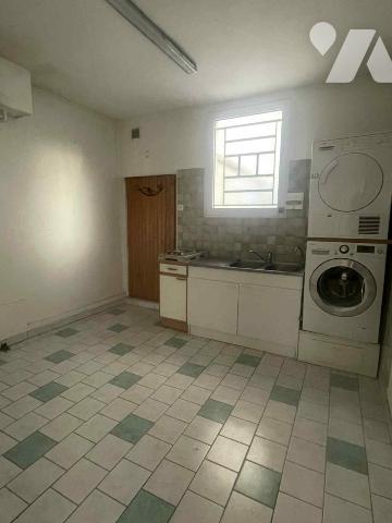 Maison de ville avec cour et garages