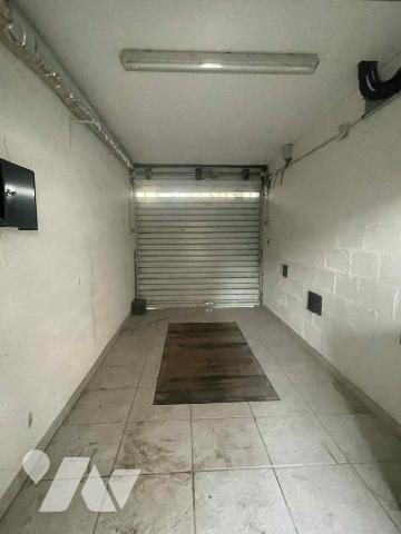 Maison de ville avec cour et garages