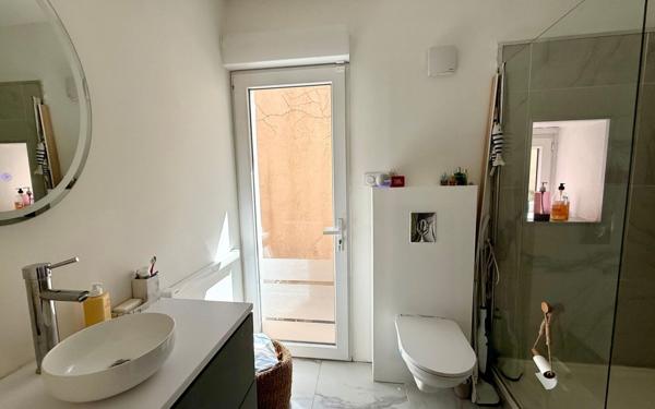 Appartement à vendre    2 pièces • 51 m2 Marseille 6