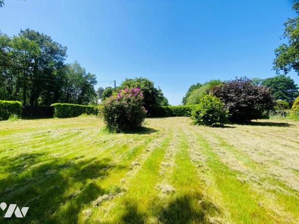 PLESCOP – LE GRAND MOUSTOIR – BEAU TERRAIN CONSTRUCTIBLE DE 880 M²