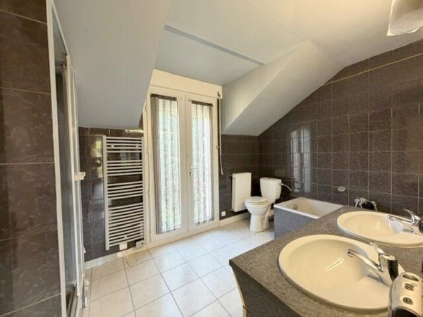 Maison 7 pièce(s) 5 chambre(s) 216 m²