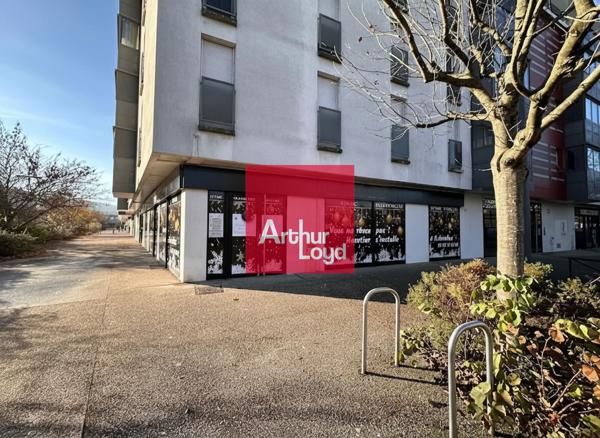 Local commercial à louer à Échirolles grande vitrine et parkings inclus