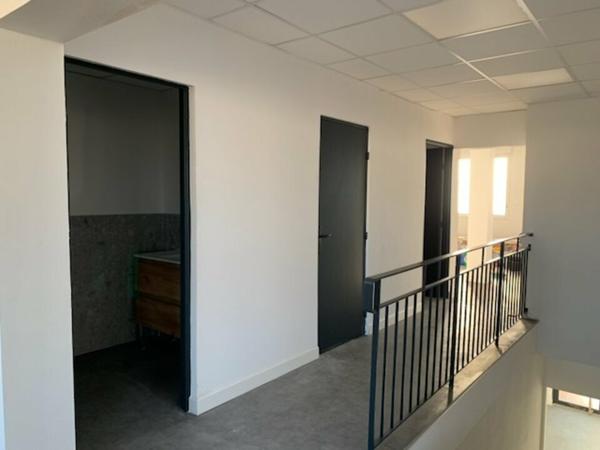 Bureaux à louer au Pontet, plateau refait à neuf, modulable, emplacement attractif, parking