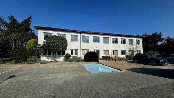 Bureaux à louer au Pontet, plateau refait à neuf, modulable, emplacement attractif, parking