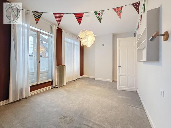 Maison
                                                                                                                                                                                                                                                                                                                        7 pièce(s)                                                                                                                                                                                                          5 chambre(s)                                                                                                                                                                                                          220  m²