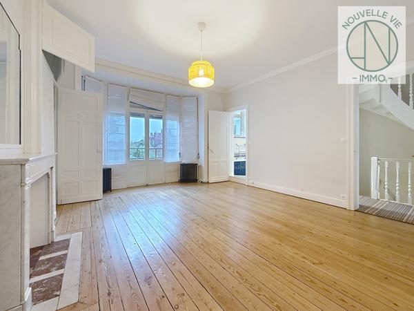Maison
                                                                                                                                                                                                                                                                                                                        7 pièce(s)                                                                                                                                                                                                          5 chambre(s)                                                                                                                                                                                                          220  m²