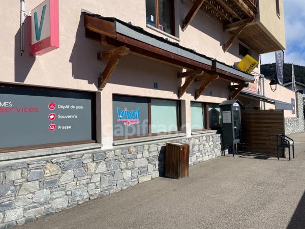En Savoie (73), à vendre en station de ski, murs commerciaux, bien situé