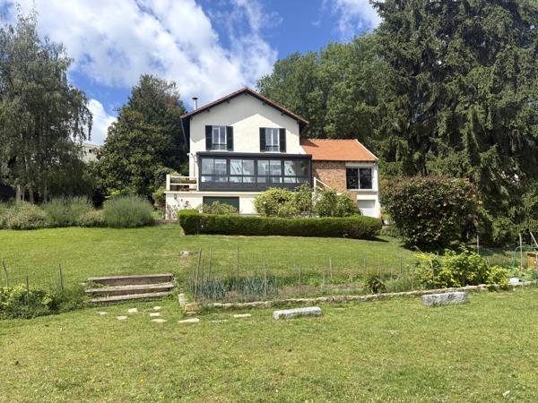 VILLENNES-SUR-SEINE – PROPRIÉTÉ DE CHARME AU CŒUR D’UN ENVIRONNEMENT PRIVILÉGIÉ