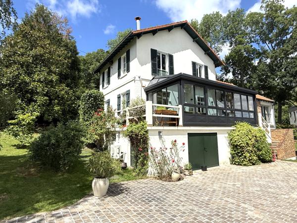 VILLENNES-SUR-SEINE – PROPRIÉTÉ DE CHARME AU CŒUR D’UN ENVIRONNEMENT PRIVILÉGIÉ