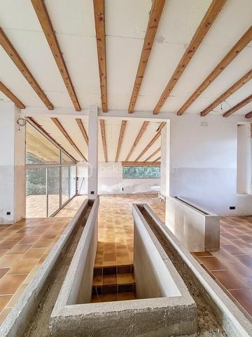 Signature des 70's : Une pièce d’architecture unique en Gascogne. C'est encore un bien commercialisé par Christophe LAMAZERE (BSK Immobilier).
Je vous présente du Volume, de la  Lumière et une Vue Dominante en Gascogne
Cette propriété est unique et atypique. Elle est située à La Sauvetat à 10 Km de Fleurance, au cœur du Gers. 
Construite entre 1978 et 1984, cette villa d'architecte est une synthèse du meilleur des années 70 : des volumes généreux, une luminosité traversante constante et une conception structurelle d'une qualité qu'on ne fait plus aujourd'hui. 

Cette maison a été bâtie avec des matériaux nobles et pérennes.

- Structure : Construction traditionnelle en brique (doublée à l'intérieur) , toit autoporteur en béton.

- Isolation : Murs isolés en liège de 10 cm, garantissant un confort thermique naturel.

- Menuiseries : Double vitrage en aluminium, alliant esthétique et durabilité.

Le plan de la maison privilégie la convivialité et la fluidité des espaces avec une très vaste pièce de réception baignée de lumière, agrémentée d'une cheminée ouverte, avec une cuisine ouverte fonctionnelle en rez-de-chaussée et sur le même niveau, un espace nuit composé de deux chambres spacieuses séparées par une salle de bain, avec toilettes suspendues indépendantes.
Au niveau inférieur la maison offre un vaste espace déjà équipé d'une salle d'eau qui permet la création immédiate d'une suite parentale. Vous y trouverez également un grand garage (porte isolante), une buanderie, une cave et un espace prévu pour un hammam ainsi qu'un pré-équipement  pour l'aspiration centralisée générale.

Édifiée sur un terrain dominant de 10 000 m², la propriété offre une vue exceptionnelle sur les paysages vallonnés du Gers. Une piscine, dont la structure est déjà réalisée, n'attend que les finitions. 

Accessibilité : Idéalement située, cette propriété permet de concilier vie au vert et connectivité avec la liaison facilitée vers la gare TGV d'Agen depuis Fleurance par Bus SNCF, la proximité des commodités de Fleurance, ville dynamique avec commerces, bassin d'emploi et commodités (médecins, collège...).

Mon avis  : Cette maison nécessite un budget de rénovation (système de chauffage, mise aux normes de l'assainissement, finitions extérieures et enduits). Elle représente une opportunité rare de personnaliser une œuvre architecturale unique sur un emplacement privilégié.

Contactez-moi pour organiser une visite et découvrir tout le potentiel de ce bien.

Christophe LAMAZERE Conseiller BSK Immobilier - Gers / Gascogne