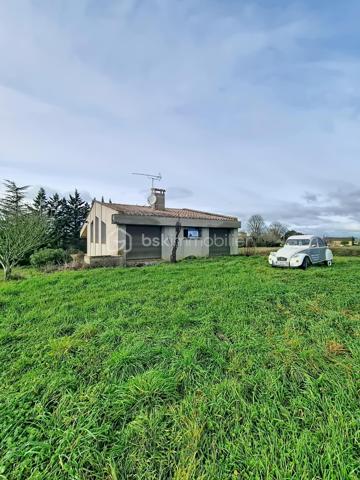 Signature des 70's : Une pièce d’architecture unique en Gascogne. C'est encore un bien commercialisé par Christophe LAMAZERE (BSK Immobilier).
Je vous présente du Volume, de la  Lumière et une Vue Dominante en Gascogne
Cette propriété est unique et atypique. Elle est située à La Sauvetat à 10 Km de Fleurance, au cœur du Gers. 
Construite entre 1978 et 1984, cette villa d'architecte est une synthèse du meilleur des années 70 : des volumes généreux, une luminosité traversante constante et une conception structurelle d'une qualité qu'on ne fait plus aujourd'hui. 

Cette maison a été bâtie avec des matériaux nobles et pérennes.

- Structure : Construction traditionnelle en brique (doublée à l'intérieur) , toit autoporteur en béton.

- Isolation : Murs isolés en liège de 10 cm, garantissant un confort thermique naturel.

- Menuiseries : Double vitrage en aluminium, alliant esthétique et durabilité.

Le plan de la maison privilégie la convivialité et la fluidité des espaces avec une très vaste pièce de réception baignée de lumière, agrémentée d'une cheminée ouverte, avec une cuisine ouverte fonctionnelle en rez-de-chaussée et sur le même niveau, un espace nuit composé de deux chambres spacieuses séparées par une salle de bain, avec toilettes suspendues indépendantes.
Au niveau inférieur la maison offre un vaste espace déjà équipé d'une salle d'eau qui permet la création immédiate d'une suite parentale. Vous y trouverez également un grand garage (porte isolante), une buanderie, une cave et un espace prévu pour un hammam ainsi qu'un pré-équipement  pour l'aspiration centralisée générale.

Édifiée sur un terrain dominant de 10 000 m², la propriété offre une vue exceptionnelle sur les paysages vallonnés du Gers. Une piscine, dont la structure est déjà réalisée, n'attend que les finitions. 

Accessibilité : Idéalement située, cette propriété permet de concilier vie au vert et connectivité avec la liaison facilitée vers la gare TGV d'Agen depuis Fleurance par Bus SNCF, la proximité des commodités de Fleurance, ville dynamique avec commerces, bassin d'emploi et commodités (médecins, collège...).

Mon avis  : Cette maison nécessite un budget de rénovation (système de chauffage, mise aux normes de l'assainissement, finitions extérieures et enduits). Elle représente une opportunité rare de personnaliser une œuvre architecturale unique sur un emplacement privilégié.

Contactez-moi pour organiser une visite et découvrir tout le potentiel de ce bien.

Christophe LAMAZERE Conseiller BSK Immobilier - Gers / Gascogne