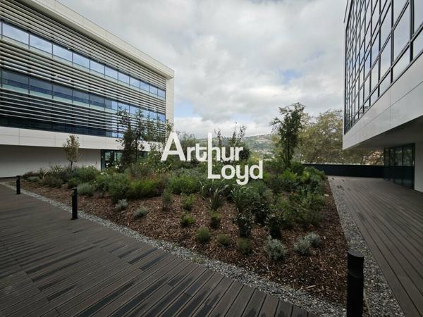 A LOUER SURFACE DE BUREAUX NEUFS AMENAGES DANS IMMEUBLE DERNIERE GENERATION