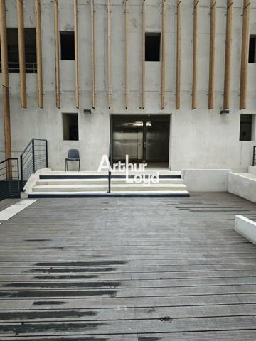 A LOUER SURFACE DE BUREAUX NEUFS AMENAGES DANS IMMEUBLE DERNIERE GENERATION