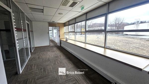 Bureaux à louer à Lyon 9e quartier Vaise avec accueil et cafétéria commune