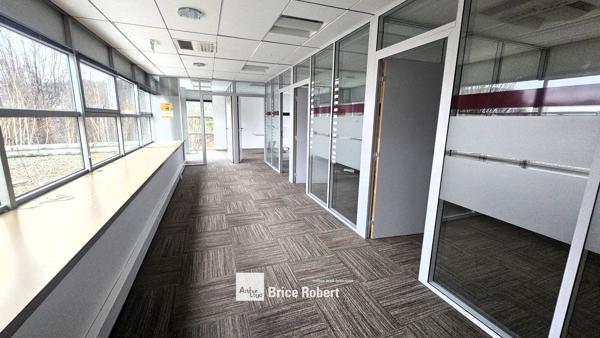 Bureaux à louer à Lyon 9e quartier Vaise avec accueil et cafétéria commune