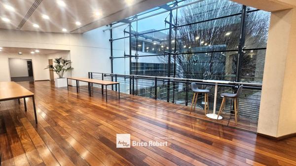Bureaux à louer à Lyon 9e quartier Vaise avec accueil et cafétéria commune