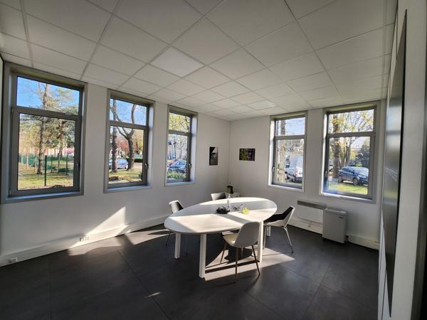 Bureaux à louer à Eragny parc gardienné et régisseur sur site
