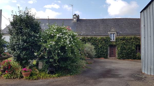 Maison en pierre avec dépendances, hangars, 5000 m2 de terrain