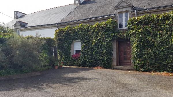 Maison en pierre avec dépendances, hangars, 5000 m2 de terrain