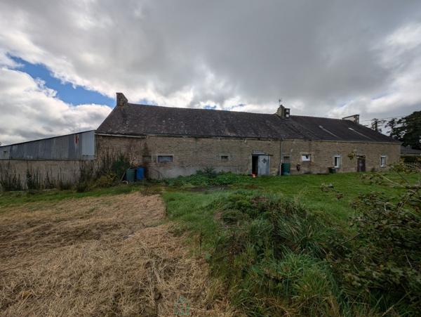 Maison en pierre avec dépendances, hangars, 5000 m2 de terrain