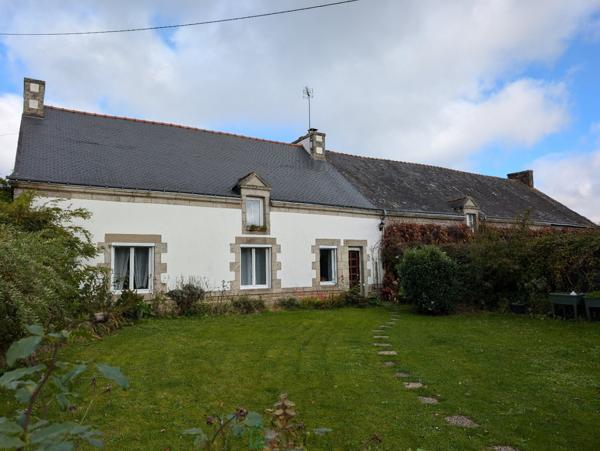 Maison en pierre avec dépendances, hangars, 5000 m2 de terrain