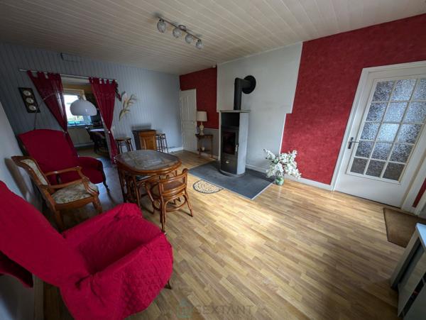 Maison en pierre avec dépendances, hangars, 5000 m2 de terrain