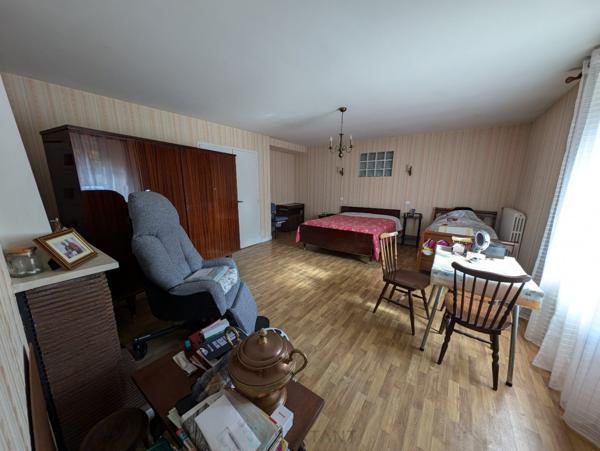 Maison en pierre avec dépendances, hangars, 5000 m2 de terrain