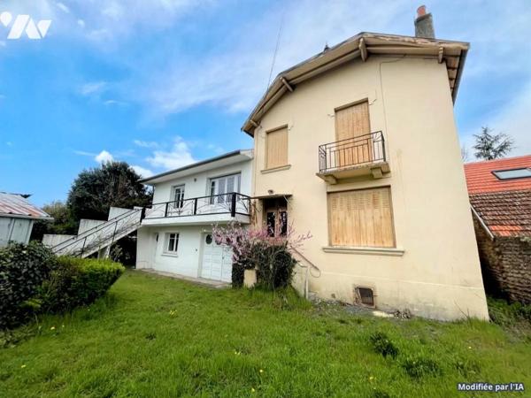 Maison divisée en deux parties, comprenant une partie ancienne et une extension plus récente.