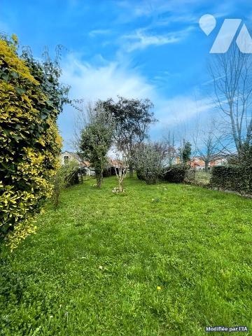 Maison divisée en deux parties, comprenant une partie ancienne et une extension plus récente.