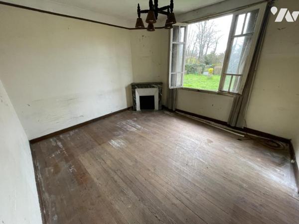 Maison divisée en deux parties, comprenant une partie ancienne et une extension plus récente.