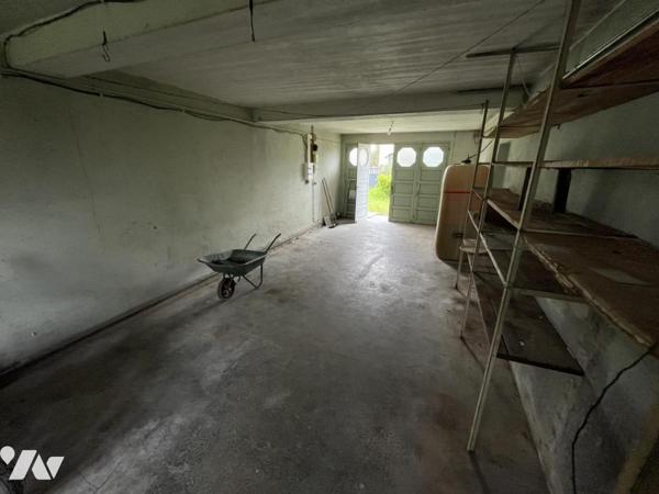 Maison divisée en deux parties, comprenant une partie ancienne et une extension plus récente.