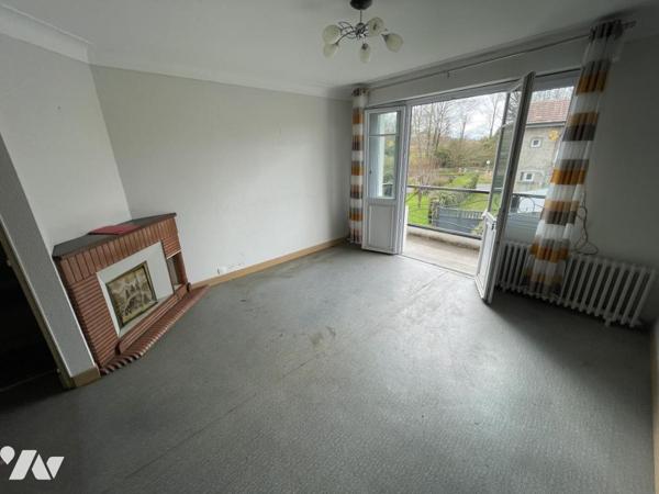 Maison divisée en deux parties, comprenant une partie ancienne et une extension plus récente.