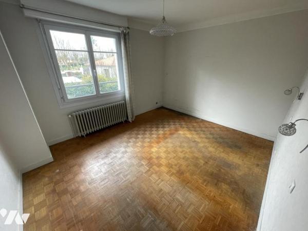 Maison divisée en deux parties, comprenant une partie ancienne et une extension plus récente.