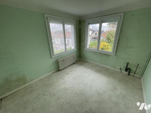 Maison divisée en deux parties, comprenant une partie ancienne et une extension plus récente.